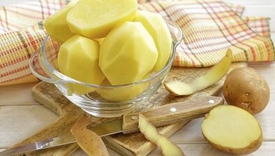maschera di patate per il ringiovanimento della pelle del viso